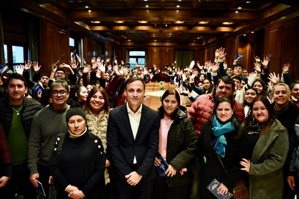 El jefe de Gabinete Víctor Araujo recibió a estudiantes de los departamentos Loreto y Juan Felipe Ibarra