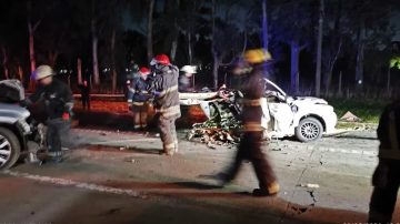 Cinco personas, entre ellas dos menores, murieron tras un brutal choque sobre la Ruta 6
