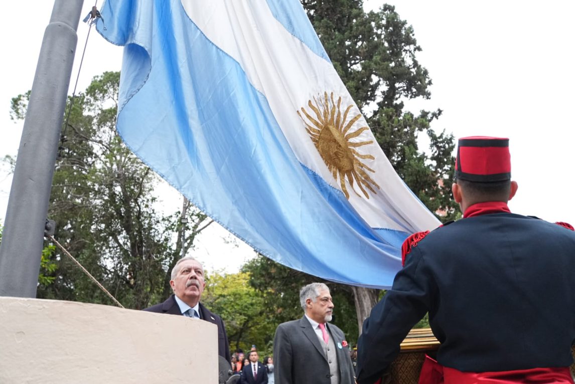 FOTOS. El gobernador encabezó el tradicional izamiento patrio en la plaza Libertad