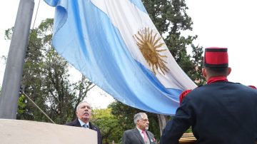 FOTOS. El gobernador encabezó el tradicional izamiento patrio en la plaza Libertad
