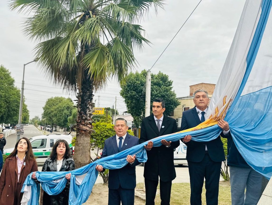 La Banda conmemoró la Revolución de Mayo con un acto en la plaza Belgrano