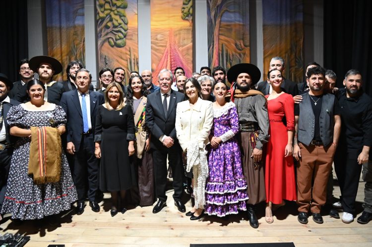 El gobernador Elías Suárez presidió la velada de gala en el Teatro 25 de Mayo