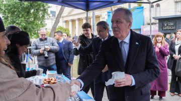 Las mejores postales del tradicional chocolate en Plaza Libertad por el 25 de Mayo