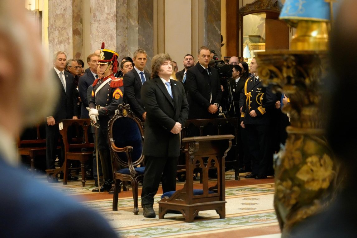 Javier Milei participó del Tedeum en la Catedral Metropolitana acompañado de Jorge Macri y Adorni