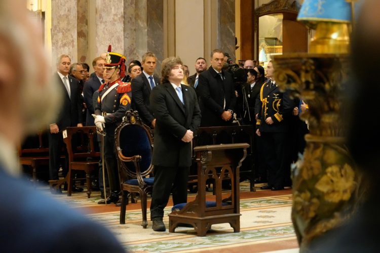 Javier Milei participó del Tedeum en la Catedral Metropolitana acompañado de Jorge Macri y Adorni