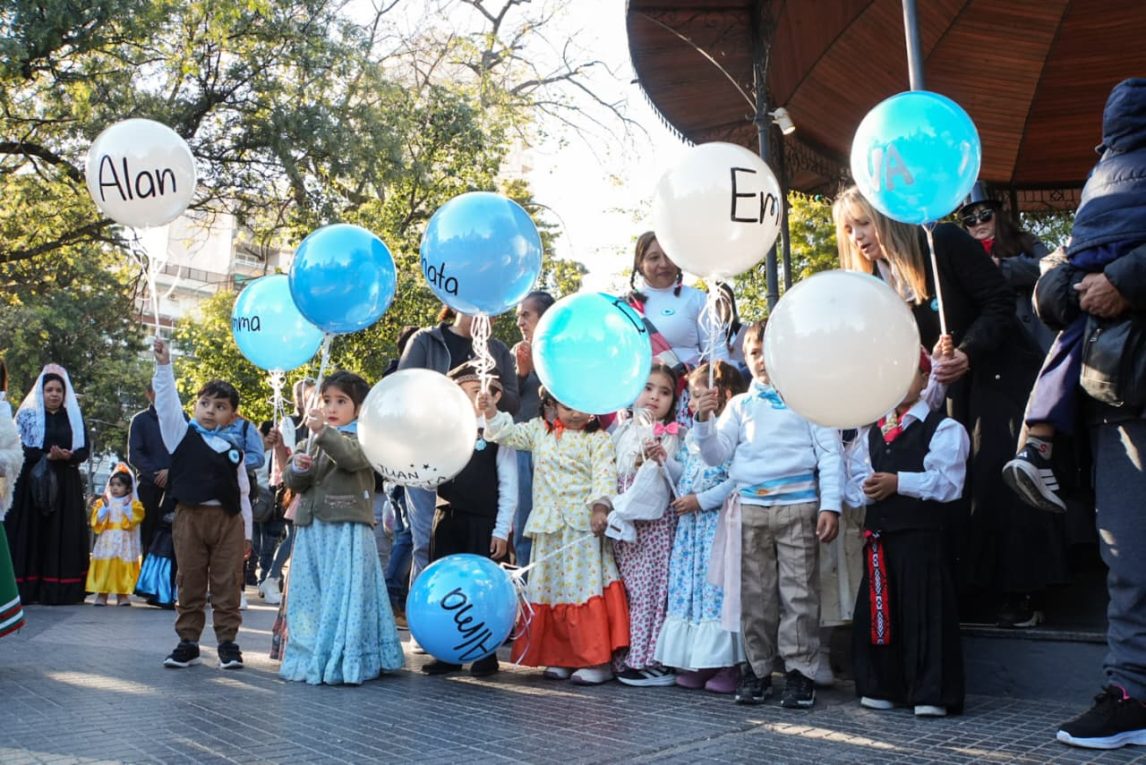 Con emoción y tradición: alumnos del Jardín N°27 realizaron una intervención artística por el 25 de Mayo en Plaza Libertad