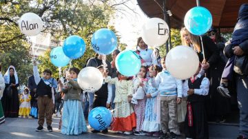 Con emoción y tradición: alumnos del Jardín N°27 realizaron una intervención artística por el 25 de Mayo en Plaza Libertad