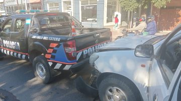 Un patrullero fue impactado de atrás mientras esperaba el semáforo sobre avenida Belgrano