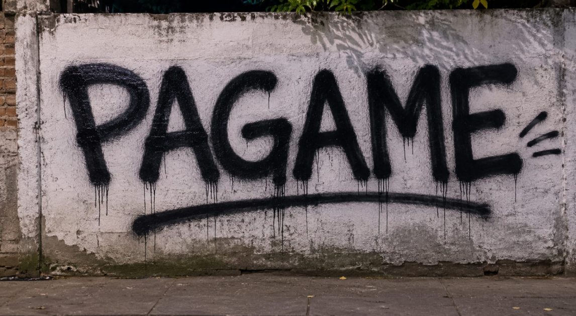 Inquietante amenaza: rompieron la puerta de ingreso a una vivienda y le escribieron “Pagame” en una pared