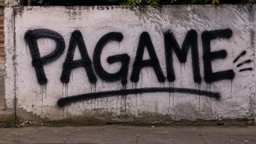 Inquietante amenaza: rompieron la puerta de ingreso a una vivienda y le escribieron “Pagame” en una pared