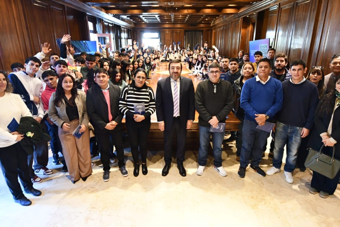 Alumnos de los departamentos San Martín, Avellaneda y Figueroa visitaron Casa de Gobierno 
