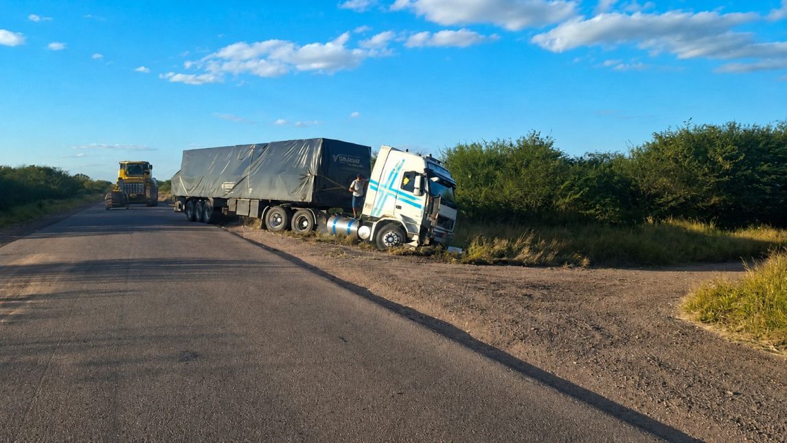 Un camionero terminó en la banquina tras evitar chocar con otro transporte