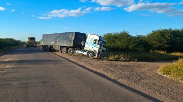 Un camionero terminó en la banquina tras evitar chocar con otro transporte