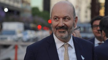 Sturzenegger anunció una reforma total de la ley de sociedades e incluyó empresas manejadas por IA