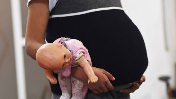 Niña de 12 años cursa un embarazo avanzado; investigan a su padrastro, la familia de este y la complicidad de la madre