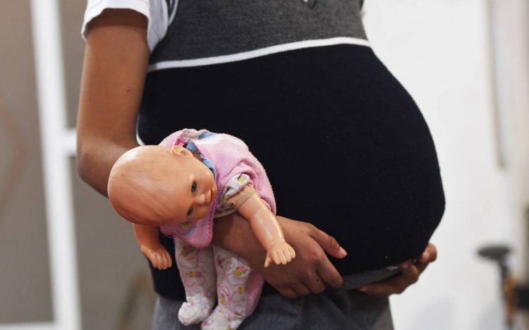 Niña de 12 años cursa un embarazo avanzado; investigan a su padrastro, la familia de este y la complicidad de la madre