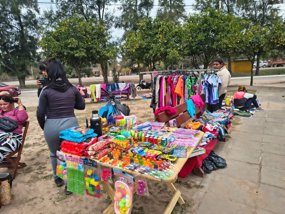 Destacan la Feria Emprendedora en la Plaza de Vinará, como “un impulso al trabajo local”