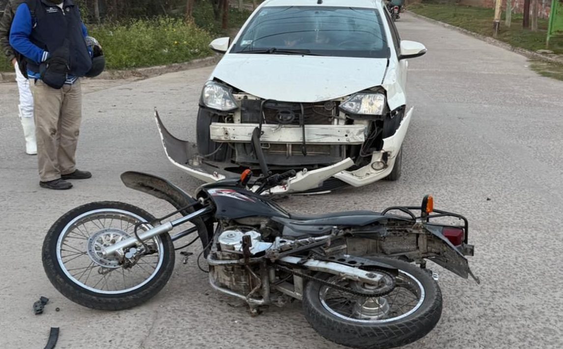 Hospitalizaron a un motociclista tras un choque en el barrio Los Flores