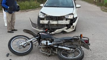 Hospitalizaron a un motociclista tras un choque en el barrio Los Flores