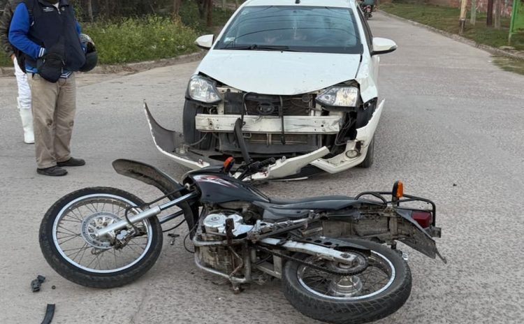 Hospitalizaron a un motociclista tras un choque en el barrio Los Flores