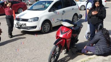 Incidentes en La Banda por un fuerte choque entre un auto y una moto