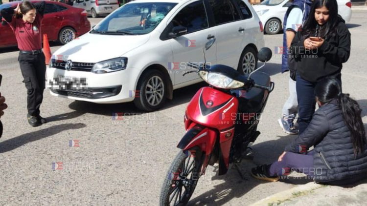 Incidentes en La Banda por un fuerte choque entre un auto y una moto