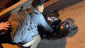 Mañana accidentada: una motociclista resultó herida tras un choque en el Puente Carretero