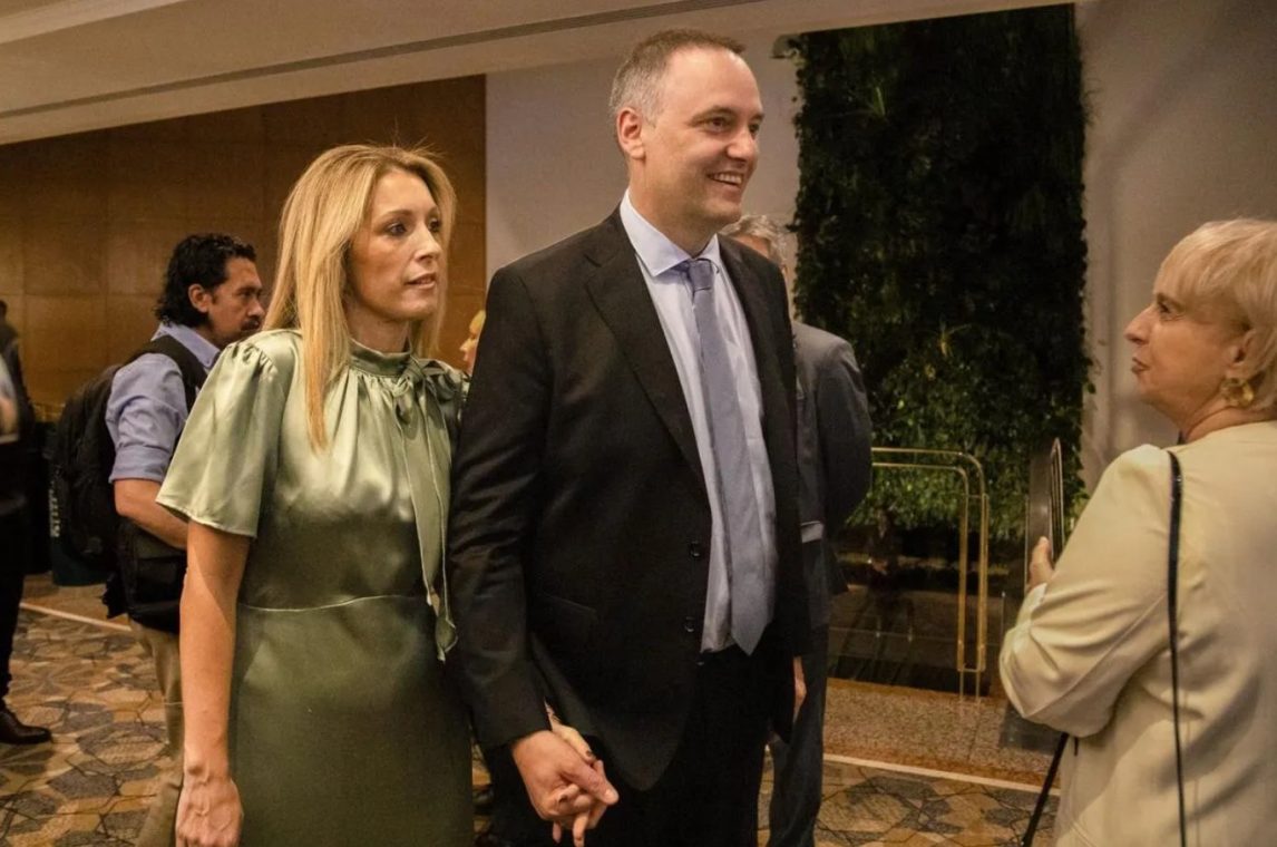 Denuncian que Adorni y su esposa usaban la custodia oficial de “remis” para compras y trasladar a su empleada doméstica