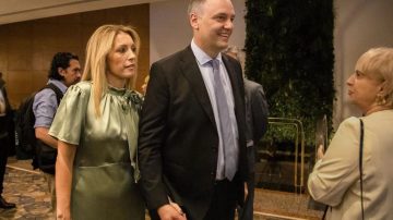 Denuncian que Adorni y su esposa usaban la custodia oficial de “remis” para compras y trasladar a su empleada doméstica