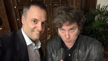 “Prefiero perder la elección que echarlo”, el contundente respaldo de Milei a Adorni