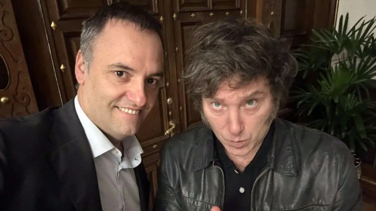 “Prefiero perder la elección que echarlo”, el contundente respaldo de Milei a Adorni