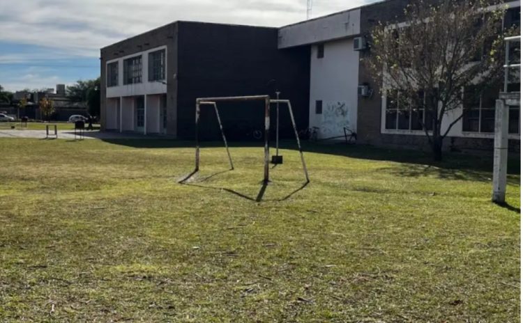 Consternación en una escuela de Jesús María: una alumna de 15 años murió tras caerle encima un arco de fútbol