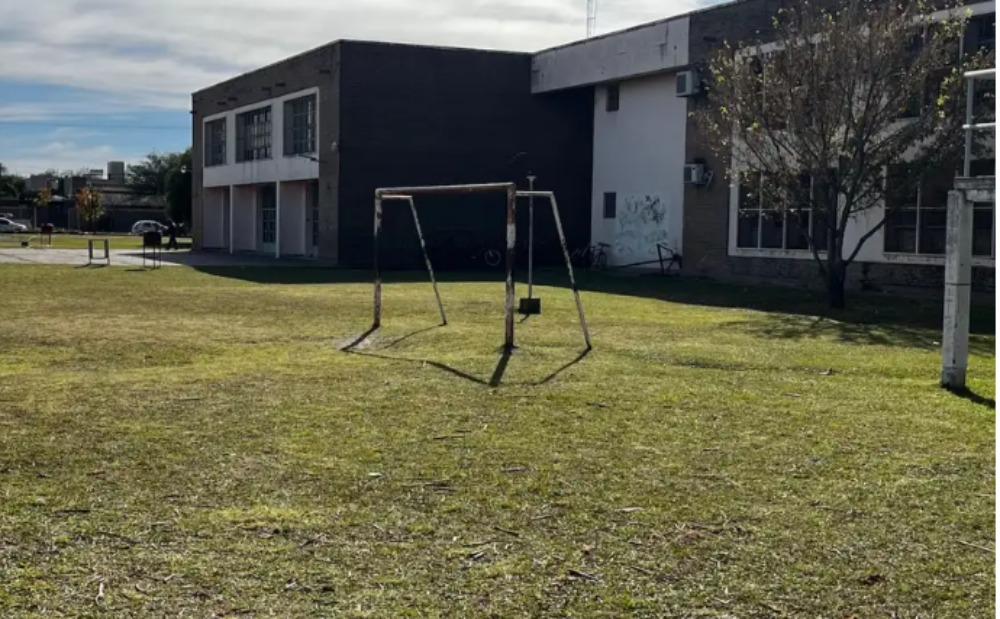 Consternación en una escuela de Jesús María: una alumna de 15 años murió tras caerle encima un arco de fútbol