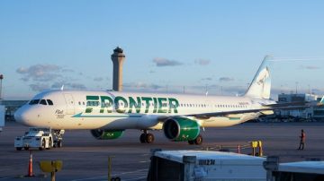 Horror en Denver: una persona murió al ser succionada por el motor de un avión