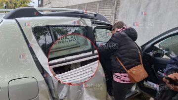 VIDEO | Imprudencia: chofer de una deteriorada unidad de la línea 15 chocó contra un auto y una mujer terminó hospitalizada