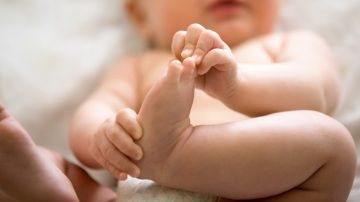 Conmoción por la muerte de una bebé que dormía con sus cinco hermanos y su mamá en una sola cama