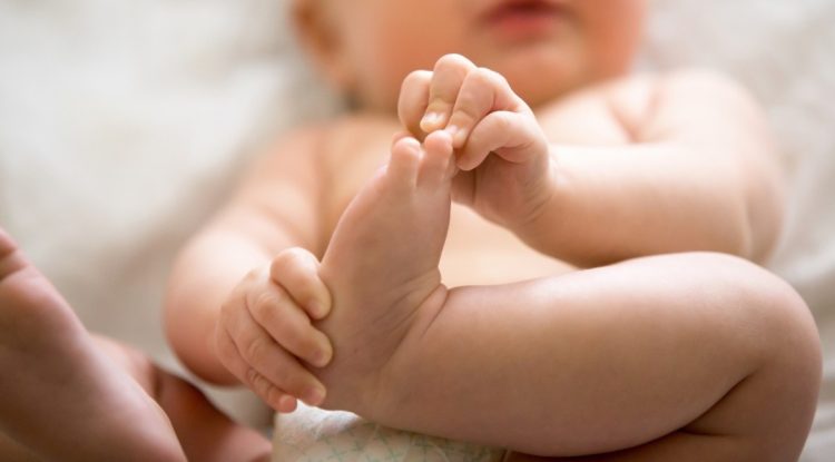 Conmoción por la muerte de una bebé que dormía con sus cinco hermanos y su mamá en una sola cama