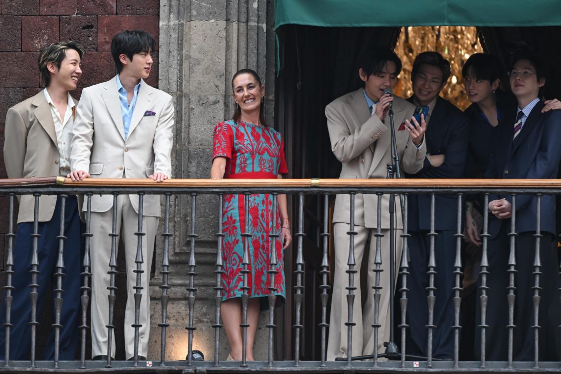 BTS en México: armys coparon el Zócalo por el encuentro con Claudia Sheinbaum