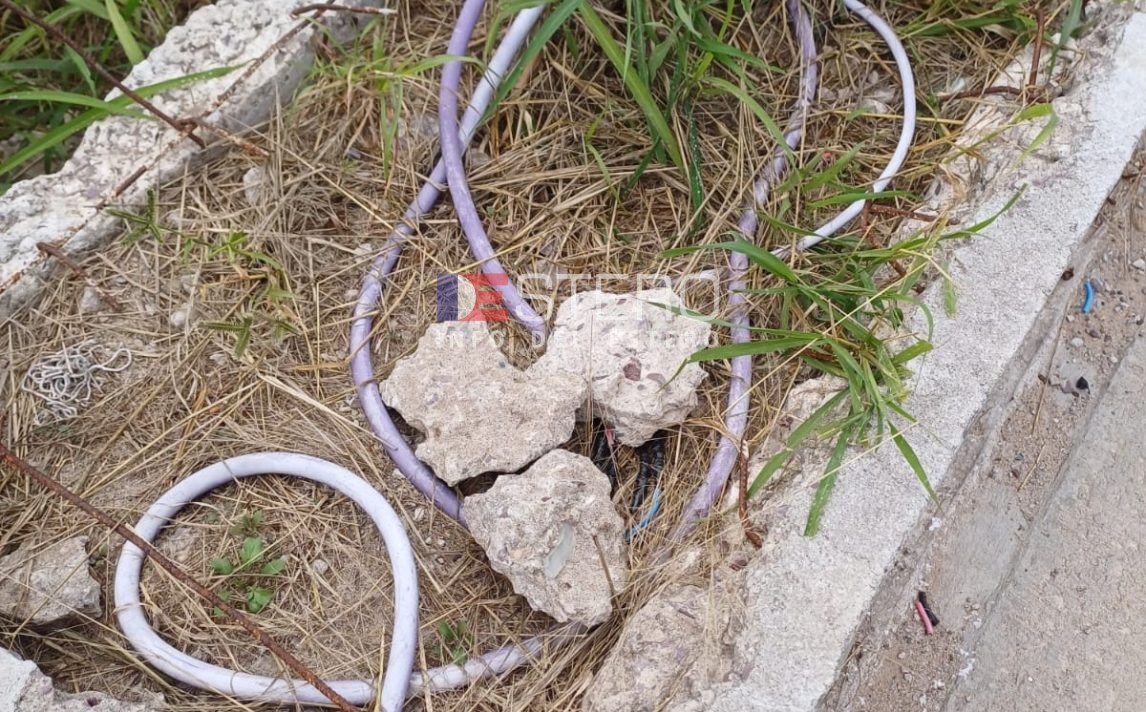 Peligro en la Costanera Norte Maradona: denuncian cables pelados y expuestos a metros de donde juegan niños