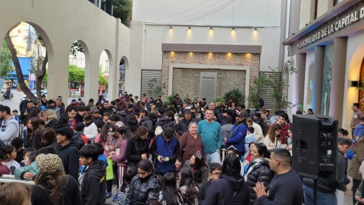 La “Cambiatón Mundialista” tuvo una gran convocatoria en la municipalidad de Capital
