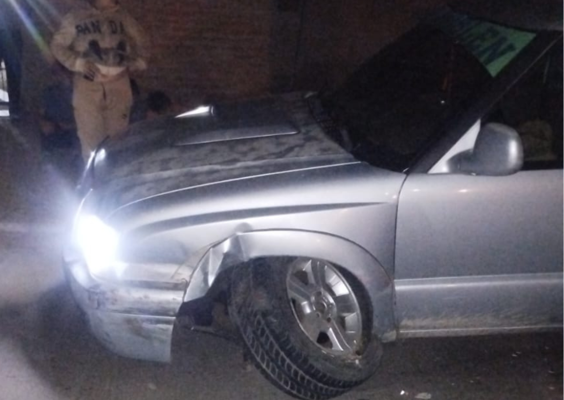 Conducía en zigzag y terminó impactando contra una camioneta