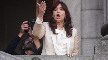 Cristina Kirchner saludó desde el balcón a la militancia este 25 de Mayo