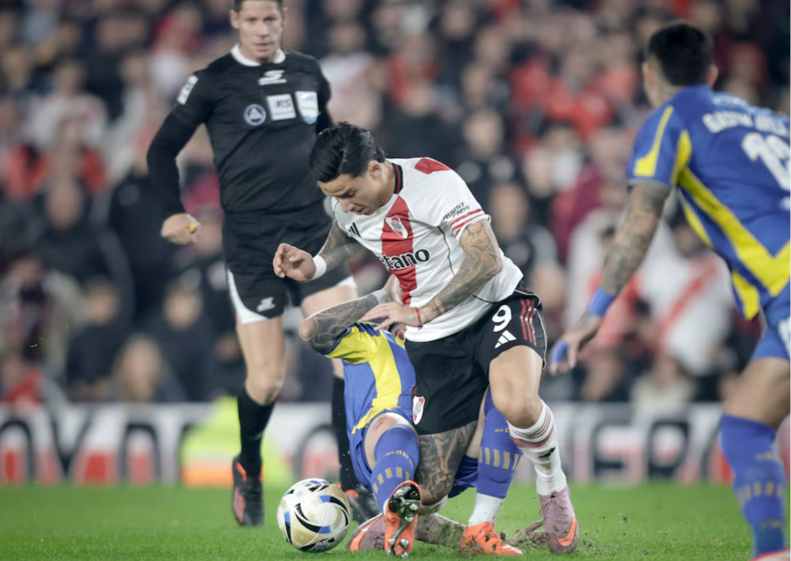 Preocupación en River: Driussi salió lesionado entre lágrimas tras una dura infracción