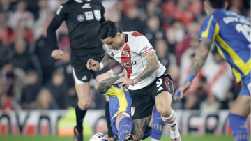Preocupación en River: Driussi salió lesionado entre lágrimas tras una dura infracción
