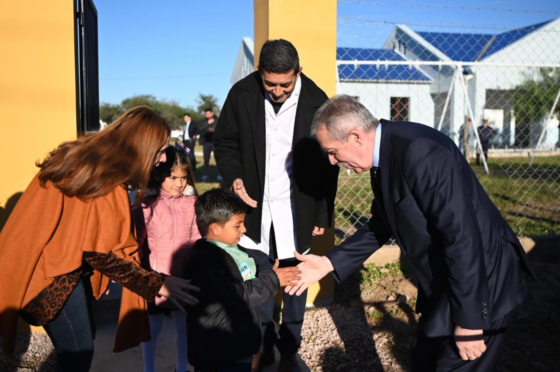 Suárez compartió el ofrecimiento de cargos y dijo que los docentes “son protagonistas en la construcción de un mejor futuro”