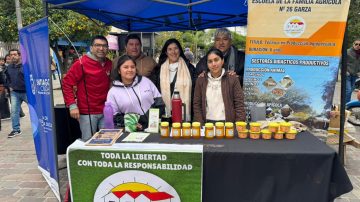 Oportunidad única: estudiantes de la EFA Nº26 de Garza comercializan miel frente a la Catedral Basílica