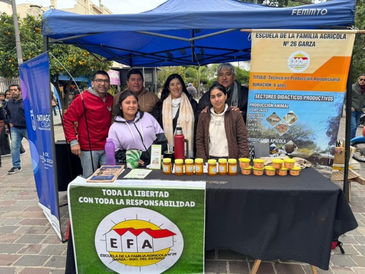 Oportunidad única: estudiantes de la EFA Nº26 de Garza comercializan miel frente a la Catedral Basílica