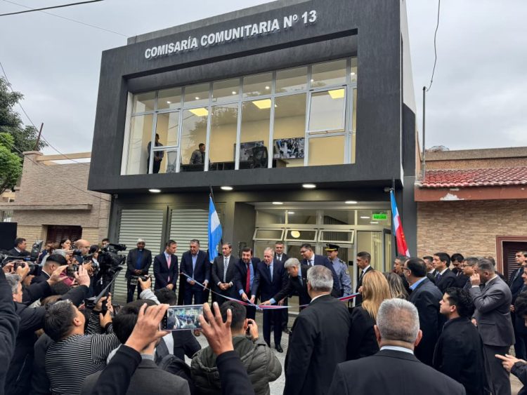 El gobernador Elías Suárez inauguró las obras de remodelación de la Comisaría Comunitaria Nº 13 de La Banda