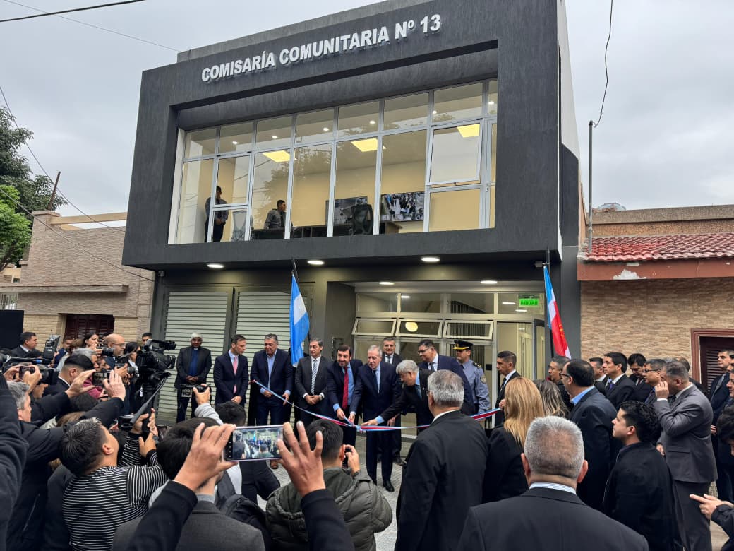 El gobernador Elías Suárez inauguró las obras de remodelación de la Comisaría Comunitaria Nº 13 de La Banda