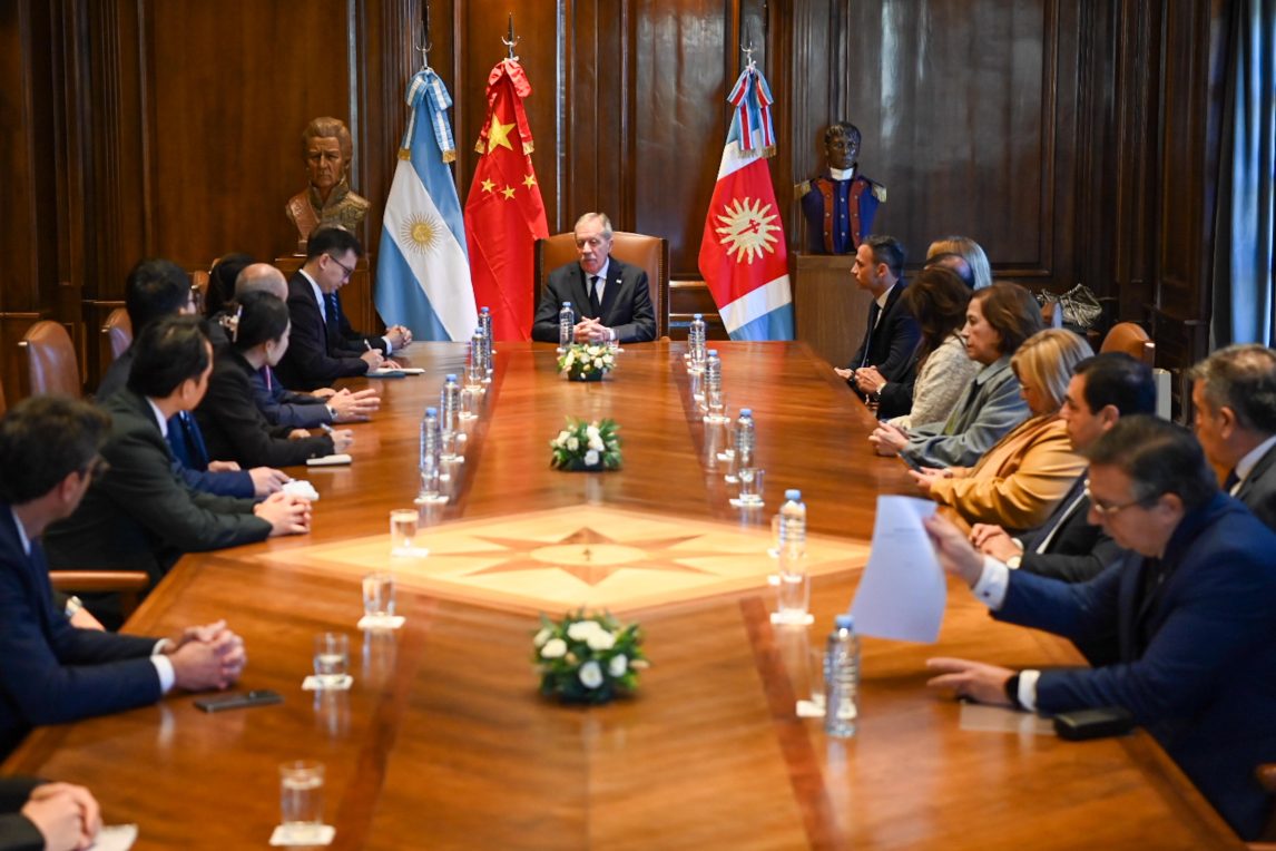 El gobernador Elías Suárez se reunió con el embajador de China en Argentina y un grupo de empresarios